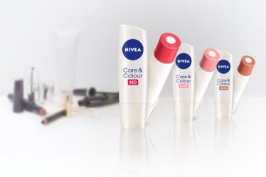 Hidratare si culoare cu noua gama de balsamuri de buze NIVEA Care&Colour!