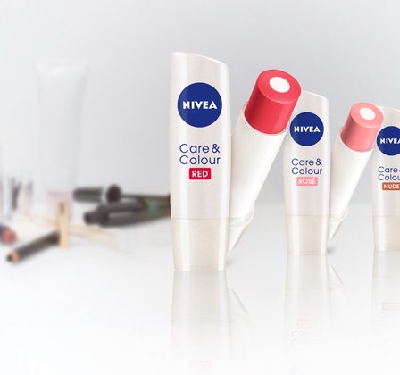 Hidratare si culoare cu noua gama de balsamuri de buze NIVEA Care&Colour!