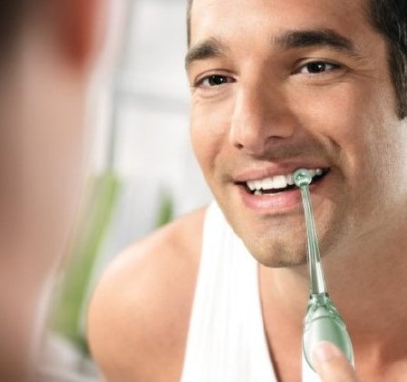 Cea mai usoara metoda auxiliara de a ne curata dintii: dusul bucal