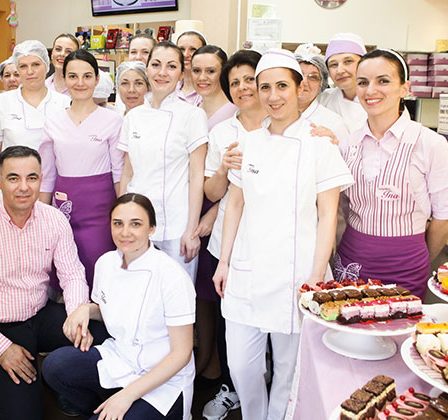 Cofetaria Ina si cei 17 ani dulci. O poveste cu miros de prajituri, placinte si cozonac