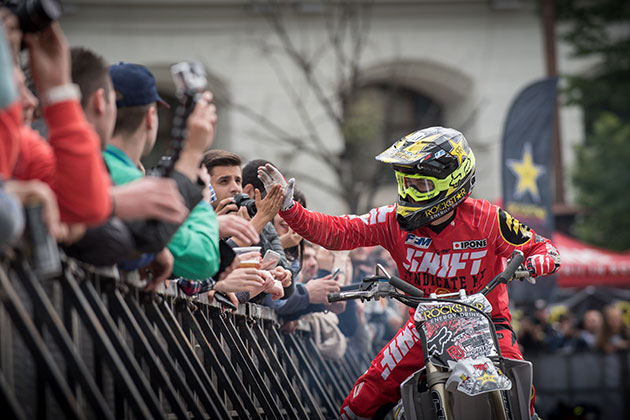 Cinci dintre cei mai buni rideri FMX din lume au facut spectacol la Bucuresti, la Flying Rockstar Energy Tour