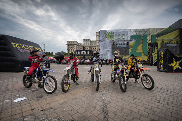 Cinci dintre cei mai buni rideri FMX din lume au facut spectacol la Bucuresti, la Flying Rockstar Energy Tour