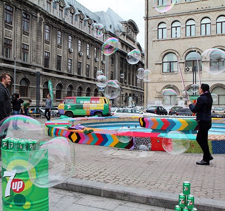 Fantana de la Universitate are haine noi crosetate din pasiune de o tanara artista urbana la provocarea 7UP