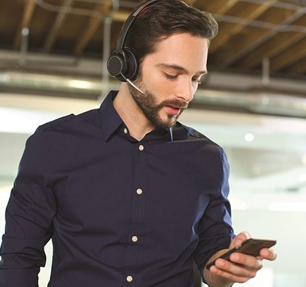 Angajatii din generatia Millennials se plang de mediile de lucru zgomotoase? Plantronics are o solutie: gama Voyager Focus UC