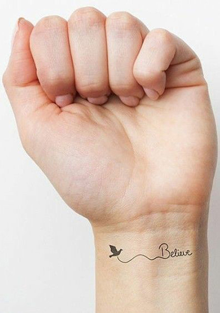 Modele de tatuaje pentru fete la incheietura mainii