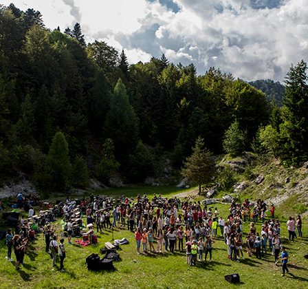Peste 200 de tineri artisti lanseaza "Dincolo de stele"