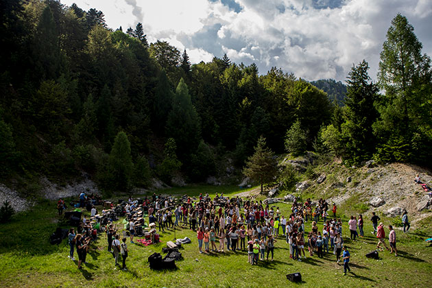 Peste 200 de tineri artisti lanseaza "Dincolo de stele"