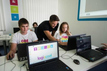 Logiscool, scoala de programare care a invatat 10.000 de copii sa faca jocuri si aplicatii pe calculator, vine in Bucuresti. Copiii fac cursuri de programare si robotica in timp ce se joaca