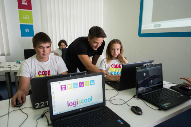 Logiscool, scoala de programare care a invatat 10.000 de copii sa faca jocuri si aplicatii pe calculator, vine in Bucuresti. Copiii fac cursuri de programare si robotica in timp ce se joaca