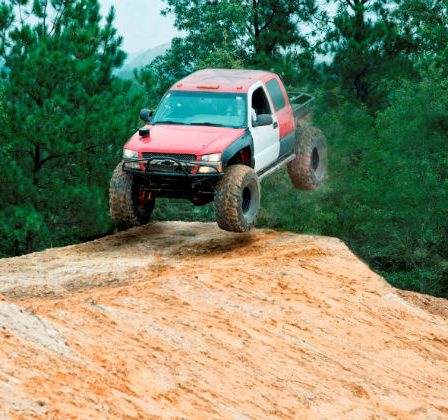 HISTORY testeaza terenurile off-road intr-o noua serie, "Competitia camioanelor"