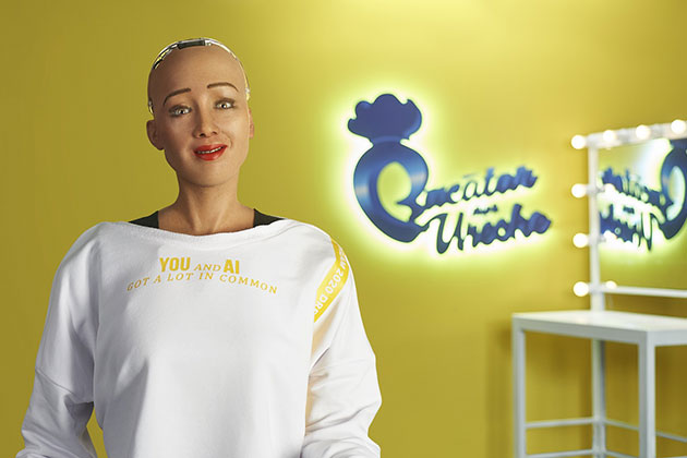 Sophia the Robot intra in bucatarie alaturi de Chef Florin Dumitrescu si Andrei Aradits, la Bucatar dupa Ureche, primul show de gatit marca Lidl