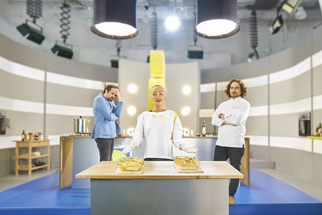 Sophia the Robot intra in bucatarie alaturi de Chef Florin Dumitrescu si Andrei Aradits, la Bucatar dupa Ureche, primul show de gatit marca Lidl