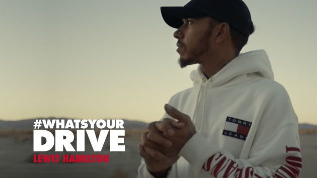 Noul episod din seria #WHATSYOURDRIVE dezvaluie cum familia lui Lewis Hamilton l-a inspirat sa infrunte orice provocare si sa isi indeplineasca visurile