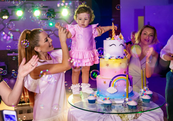 Ce a ales fetita Elenei Gheorghe de pe tava la petrecerea turtei! Cum a aratat vedeta!