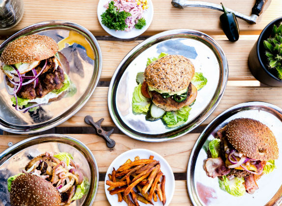 Foodpanda: Intoarcerea romanilor la birou si inceperea noului an scolar au crescut cu 70% comenzile online de burgeri