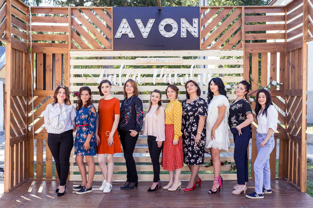 In premiera, un brand de renume mondial a pus un sat din Romania pe harta frumusetii. AVON a coafat gratuit femeile din satul Valea Parului