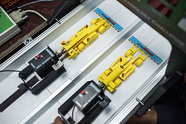 Echipa Malaxa isi prezinta prototipul inainte de competitia finala F1 in schools