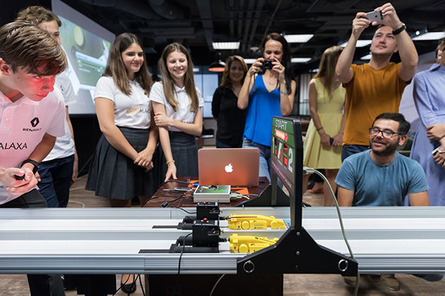 Echipa Malaxa isi prezinta prototipul inainte de competitia finala F1 in schools