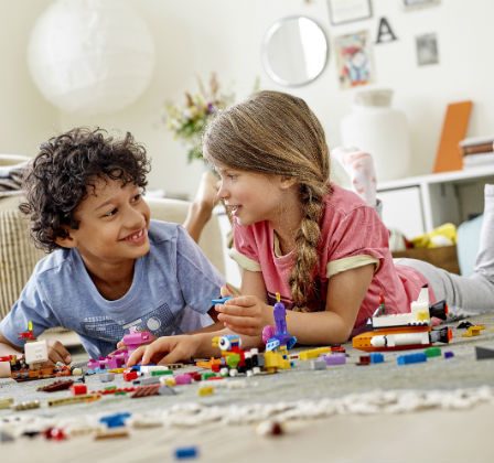 Un studiu realizat de Grupul LEGO® arata ca familiile care se joaca mai mult sunt mai fericite