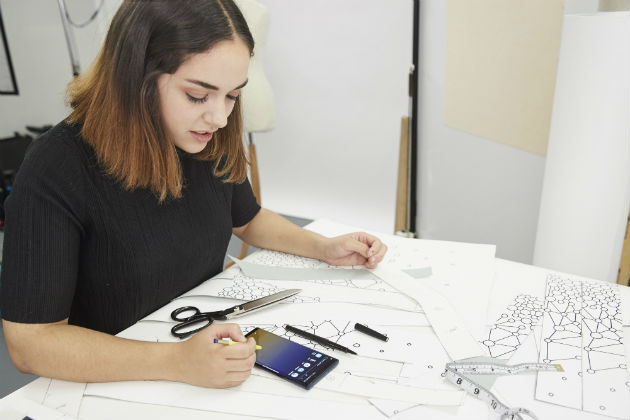 Mobile couture: un designer francez creeaza prima colectie de moda din lume produsa de un smartphone