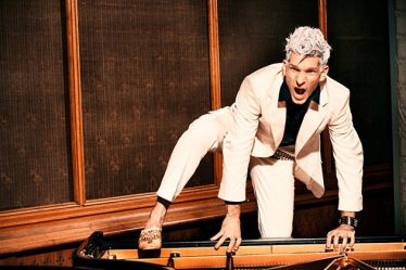 Cine poate canta la pian si juca ping-pong in acelasi timp? Cine este cel mai bun pianist? Raspunsul il vom afla in mai putin de o saptamana, la PIANO BATTLE - Andreas vs Paul