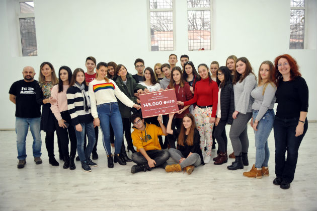O noua generatie de elevi va spune "Prezent" la liceu printr-o donatie de 145.000 de euro din partea KFC si Pizza Hut pentru programul - "Vreau in clasa a noua!"