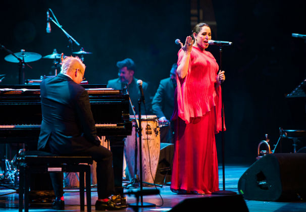 Peste 6.000 de spectatori la concertele Pink Martini cu cantece de iarna de pe 1 si 2 decembrie