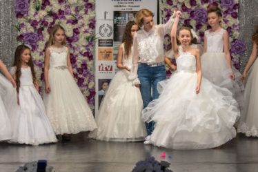 Family Fashion by Luiza Willems lanseaza "Holly", prima colectie din Romania de rochii pentru Prima Sfanta Impartasanie