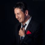 Intr-un show intre prieteni si fani, alaturi de Smiley si multi artisti, Seredinschi a lansat „Iarta-ma sa te iert” in primul sau concert din Bucuresti