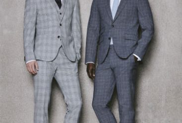 Marks & Spencer vine in ajutorul tau prin intermediul consilierilor Suit Fit din magazine, ce ofera indrumare in alegerea costumului potrivit pentru tine