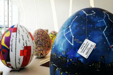 Oua pictate de personalitati din Romania pentru teatrul Grivita 53, expuse in cladirea Globalworth Tower