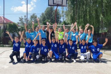 74 de echipe de handbal din scolile Romaniei, echipate complet in campania Mingi in scoli
