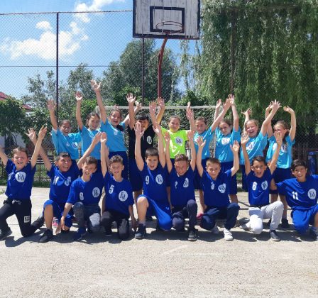 74 de echipe de handbal din scolile Romaniei, echipate complet in campania Mingi in scoli