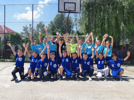 74 de echipe de handbal din scolile Romaniei, echipate complet in campania Mingi in scoli