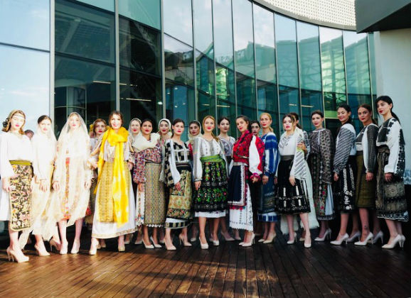 Ambasada Romaniei in Republica Turcia a sarbatorit ia romaneasca printr-o prezentare de moda de exceptie si un eveniment caritabil in sprijinul copiilor refugiati sirieni