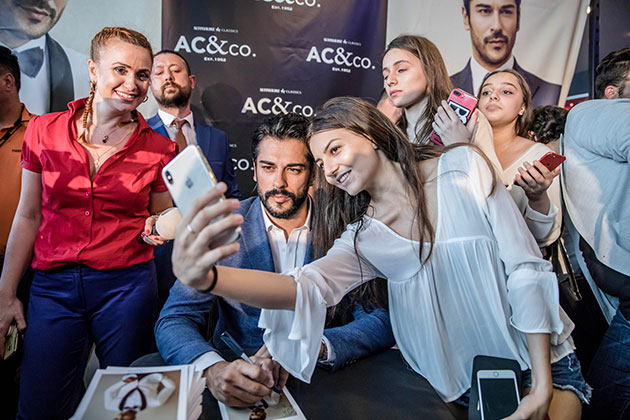 Peste 3000 de fani au venit la inaugurarea magazinului AC&co, sa-l intalneasca pe Burak Özçivit