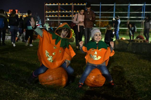 A inceput Pumpkin Fest: peste 300 de dovleci au fost sculptati si luminati joi, in prima zi a celui mai mare festival dedicat dovlecilor