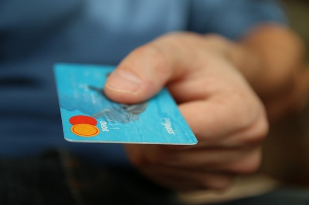 Card sau cash? Tu pentru ce optezi?