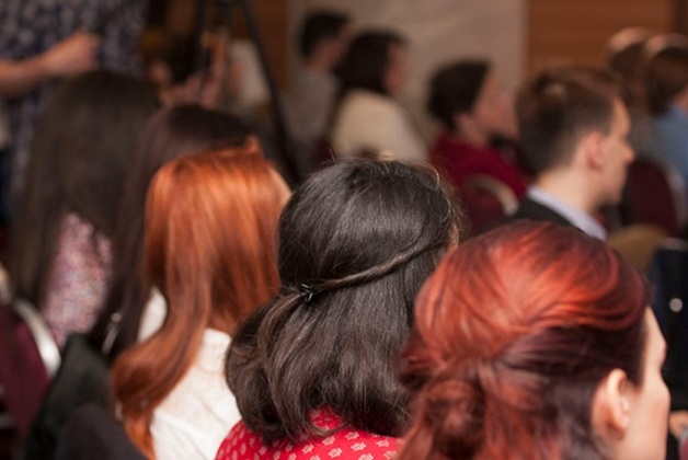 Look feminin pentru evenimentele de business. Cum obtii singura o manichiura profesionala si gene perfecte?
