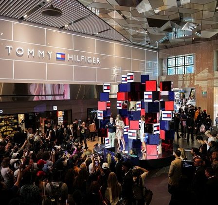 Alerta media: Tommy Hilfiger a cucerit Emporium Melbourne cu o instalatie pop-up art