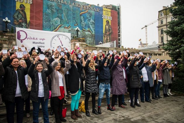 Flash Mob pentru a marca "Ziua Internationala pentru Eliminarea Violentei impotriva Femeilor"