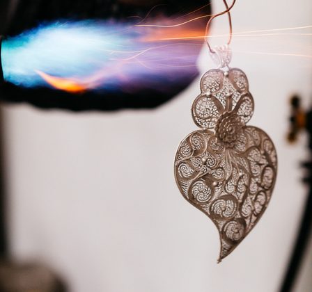 Teratai: un brand romanesc de bijuterii ce aduce acasa piese lucrate manual in comunitati din intreaga lume