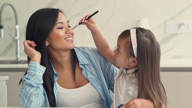 FOREO le multumeste tuturor femeilor pentru generatii de intelepciune, inspiratie si sustinere printr-un device al viitorului