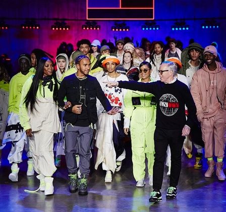 Tommy Hilfiger a adus TOMMYNOW la Londra impreuna cu Lewis Hamilton si H.E.R. pentru o celebrare a sustenabilitatii, inclusivitatii si diversitatii