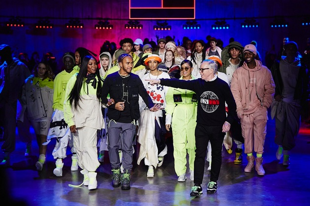 Tommy Hilfiger a adus TOMMYNOW la Londra impreuna cu Lewis Hamilton si H.E.R. pentru o celebrare a sustenabilitatii, inclusivitatii si diversitatii