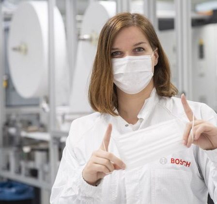 Coronavirus: Bosch pune in functiune o linie de productie pentru masti, complet automatizata. Productie de peste jumatate de milion de masti pe zi