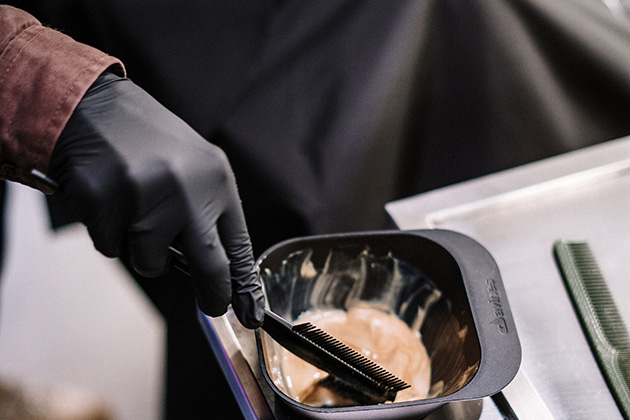 Vopsitul, acasa ori la salon? Afla care dintre cele doua metode este mai sanatoasa pentru parul tau.