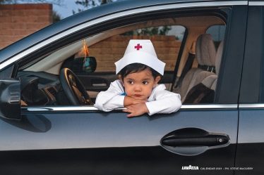 Lavazza lanseaza Calendarul 2021, dedicat redescoperirii umanitatii, un proiect de arta semnat de 13 fotografi internationali