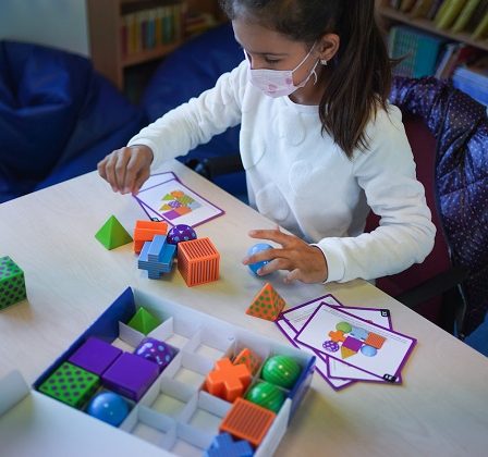 1080 de copii din medii defavorizate si-au continuat educatia in 2020 datorita parteneriatului strategic dintre Raiffeisen Bank si Fundatia United Way Romania