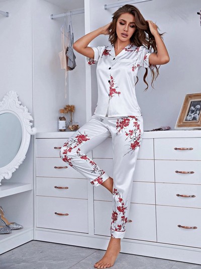 Modele de Pijamale si Halate de Dama din Satin Online